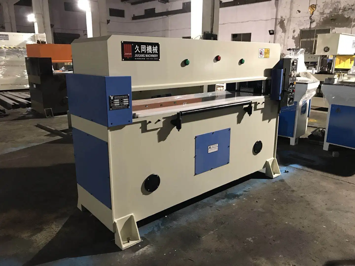 Flip flop making machine cutting