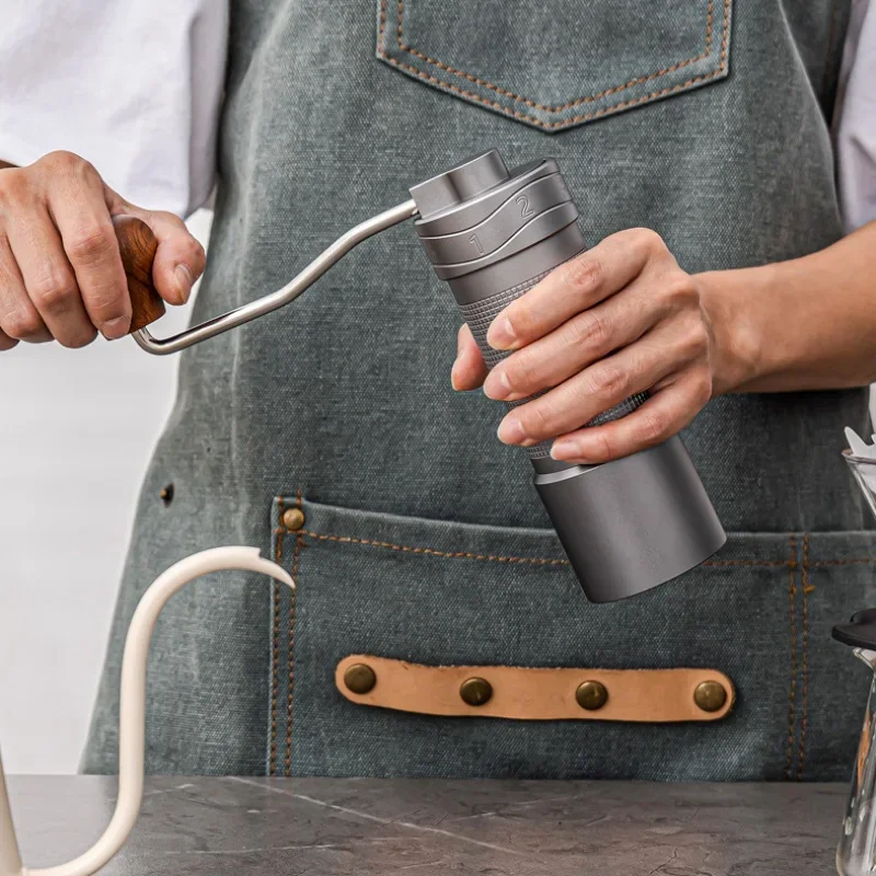 2023 Al-Alloy Body 420 Stainless Steel Burr Homeuse Espresso Mini Small Hand Mill Portable Manual Coffee Grinder