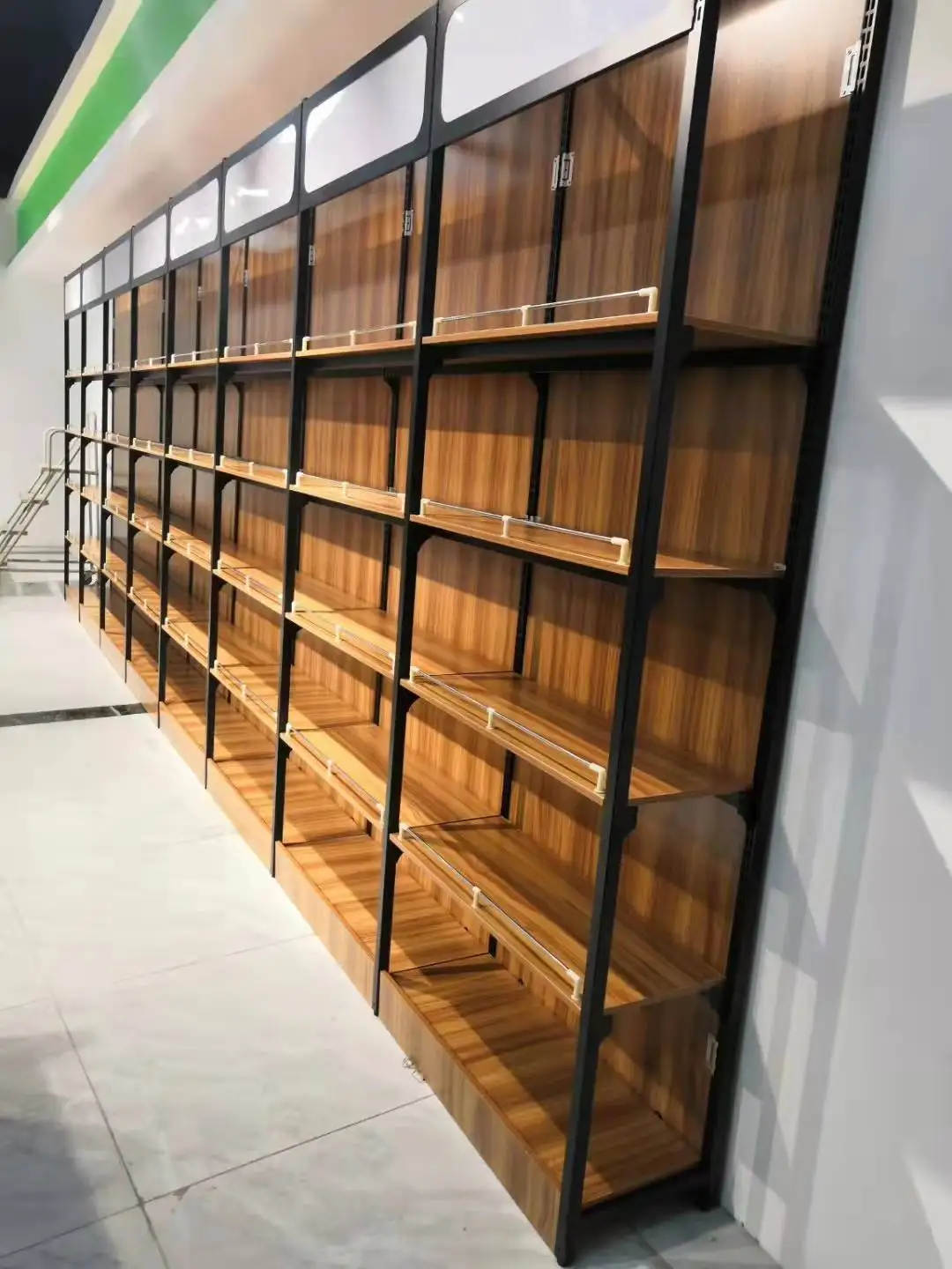 Современная дешевая и популярная витрина для розничного магазина деревянная настенная подвесная мебель полка гондолы супермаркета