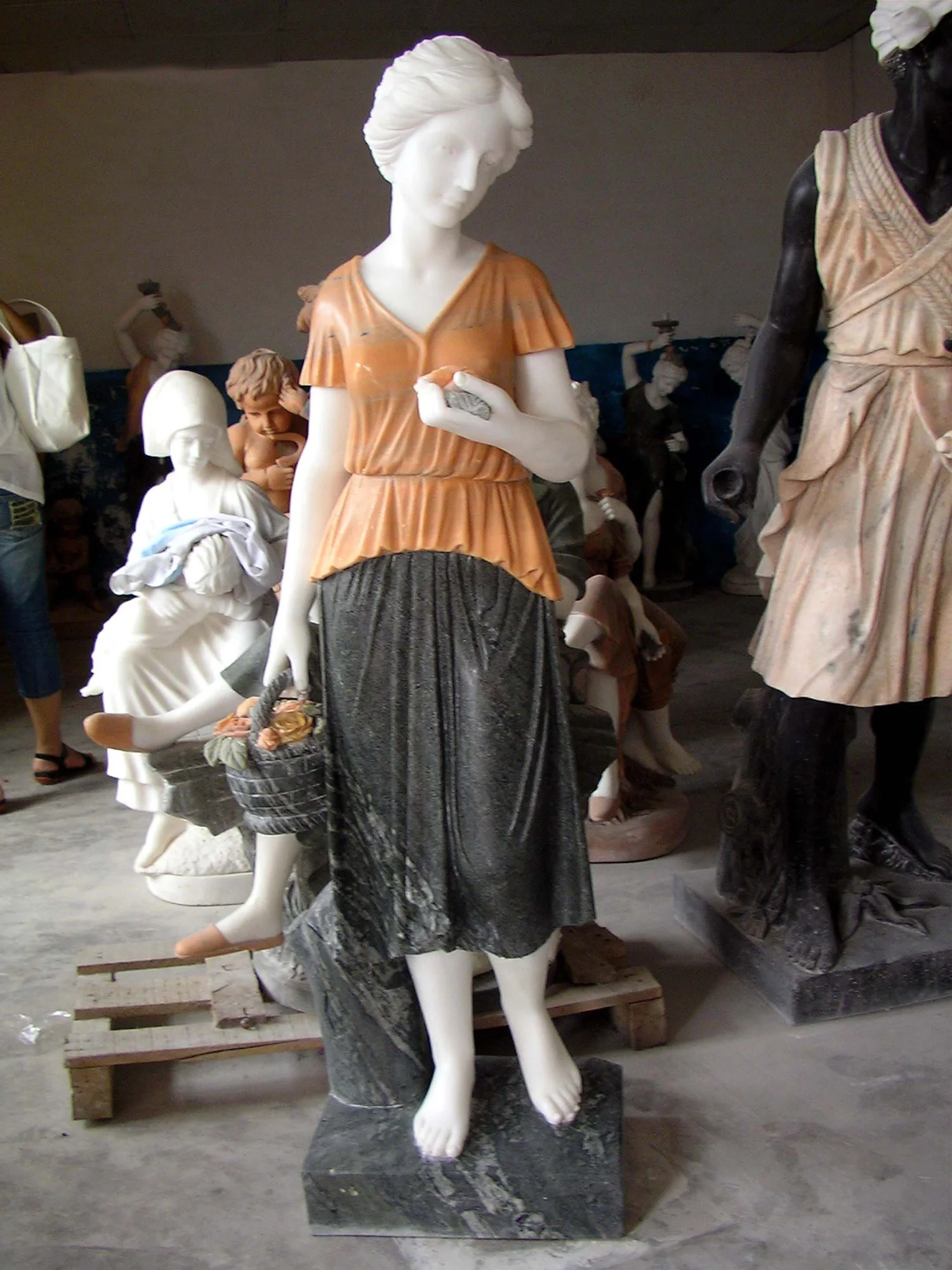 Фабрика по индивидуальному заказу высокое качество лидер продаж наружное украшение для сада желтые мраморные женские статуи товары продажи