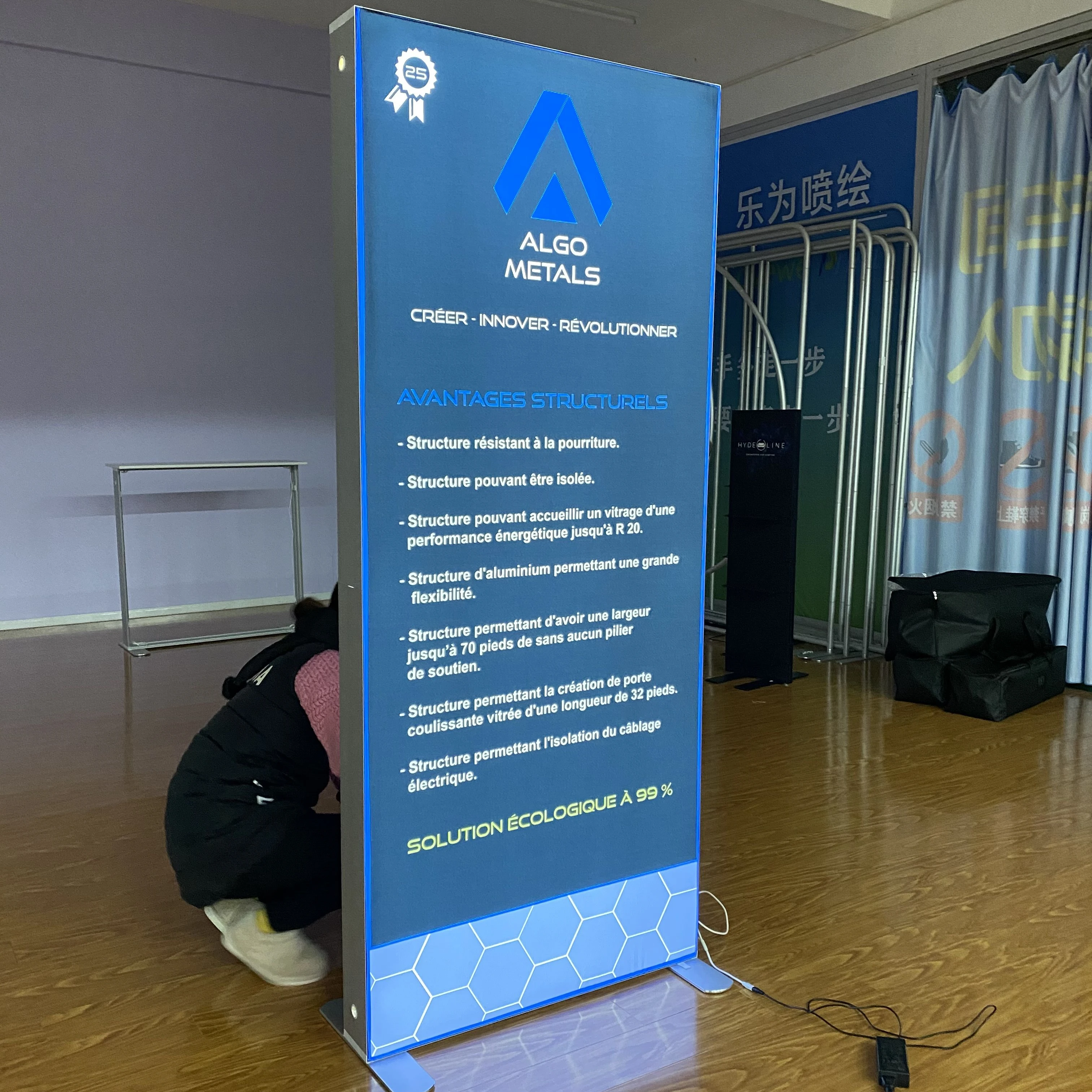 High quality portable trade show exhibition aluminum floor light stand seg fabric printing light box display backdrop stand