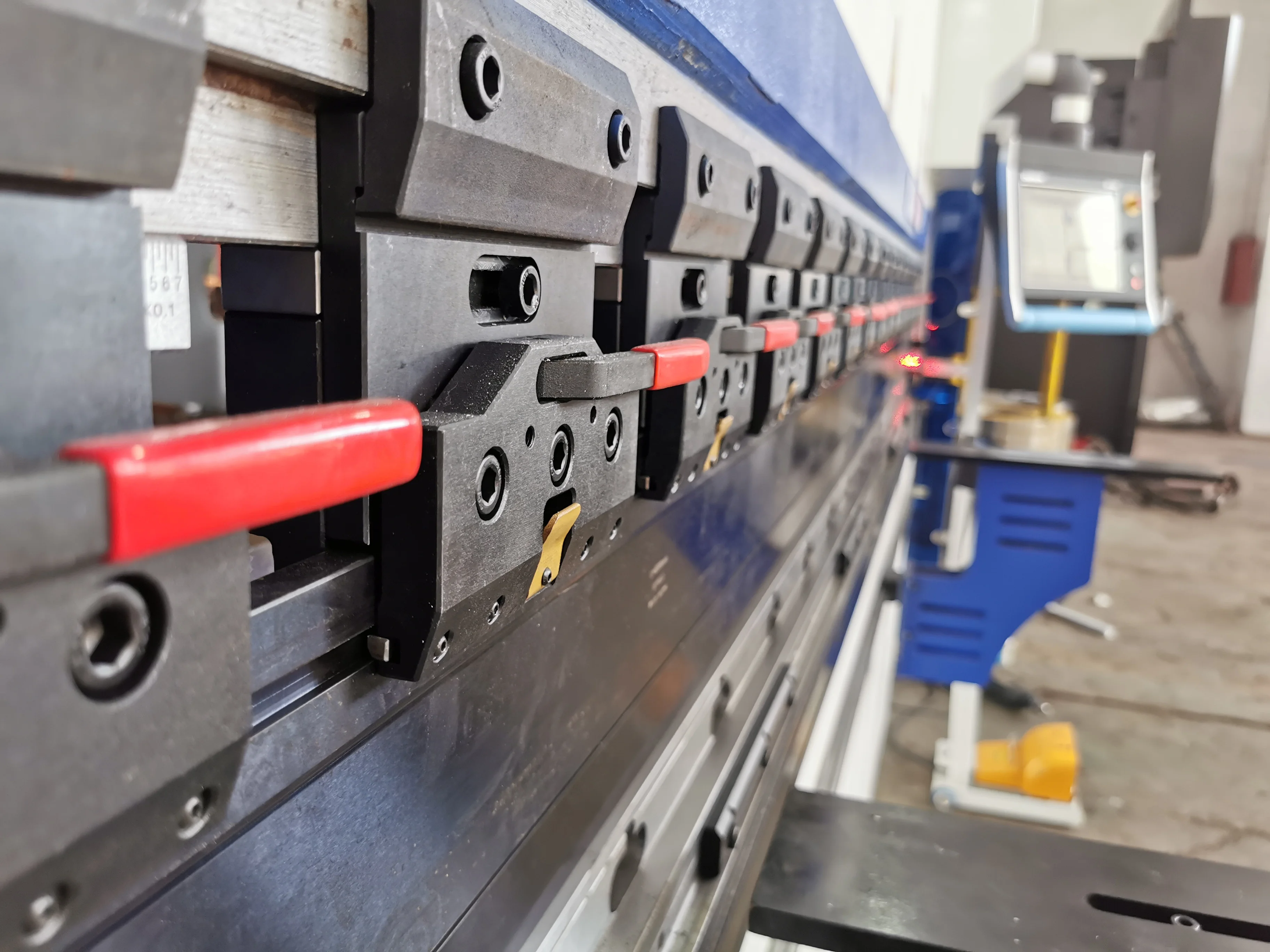 Гидравлический листогибочный станок с ЧПУ