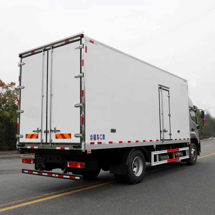 High roof double sleeper 6.6m cold chain truck 6-cylinder engine, 245 horsepower refrigerated car