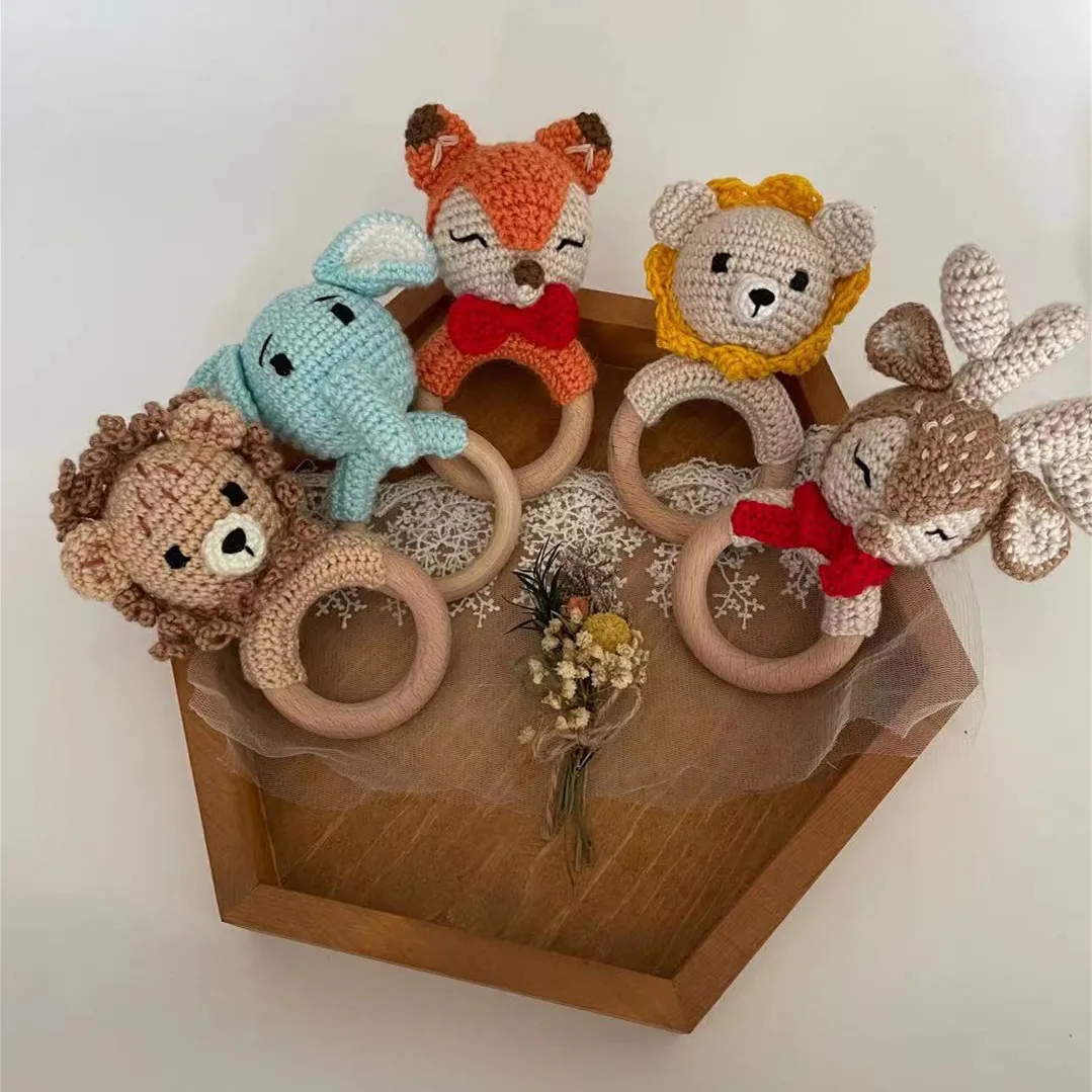 Low Moq Customized Wooden Ring Newborn Soothing Toy Different Animal Pattern  Crocheted Cotton Beech Gift Knitted Rattle Toy