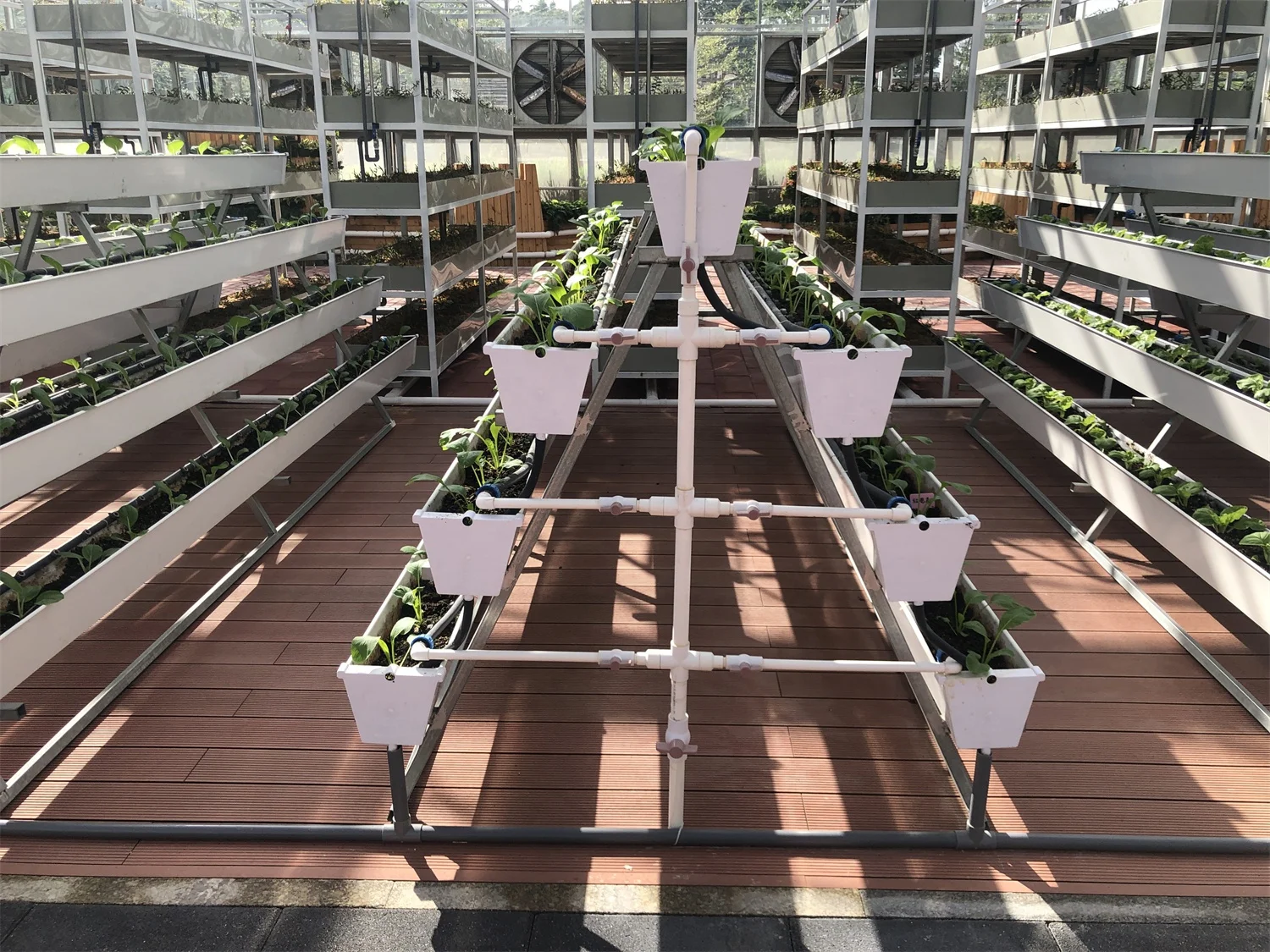 Food Grade NFT Vertical Hydroponic Gutter System Farming for Strawberry Tomato Substrate Trough Plants Greenhouse Tower