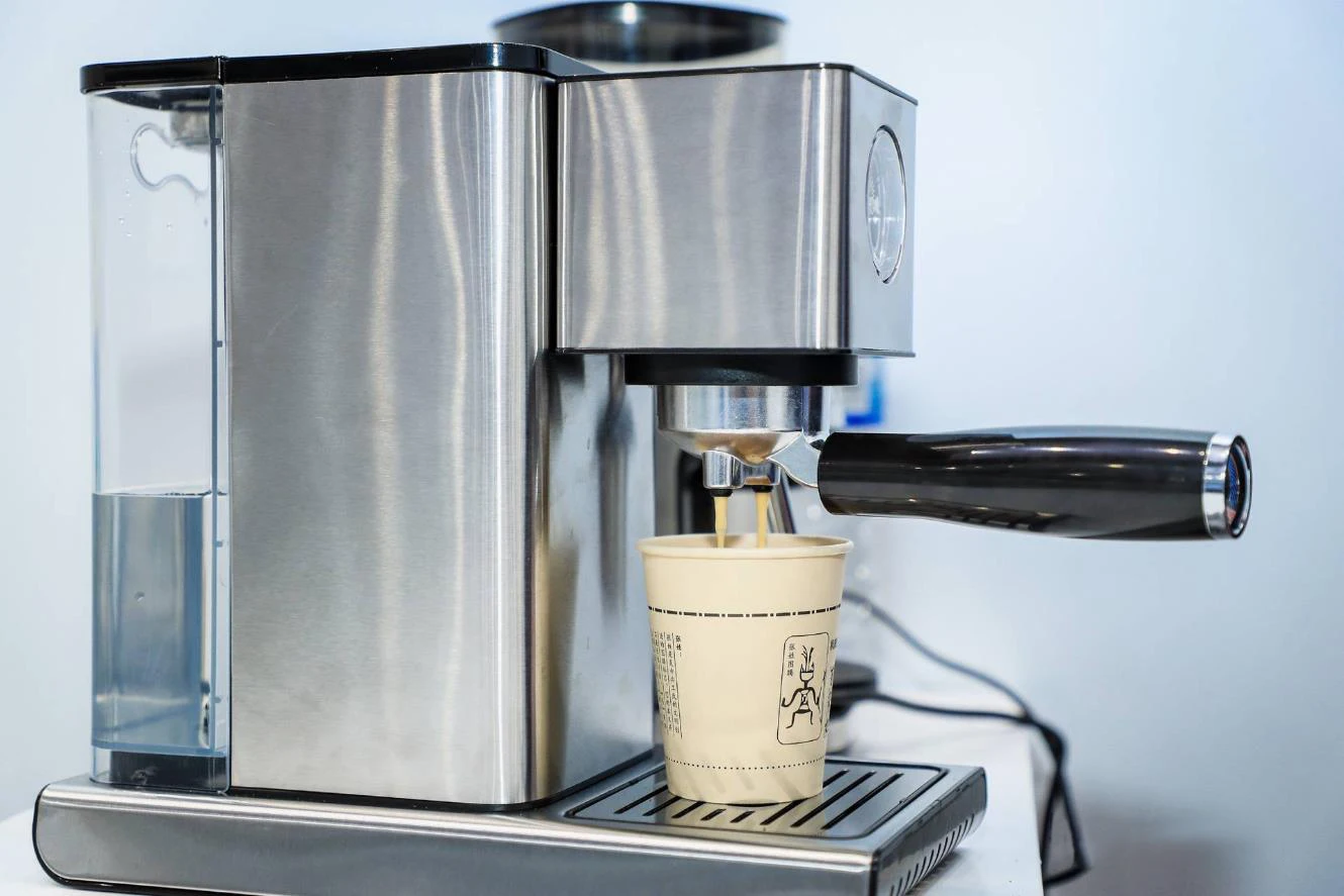 Portable semi-automatic coffee machine sale 1400W Italian cappuccino black and white manufacturer for sale