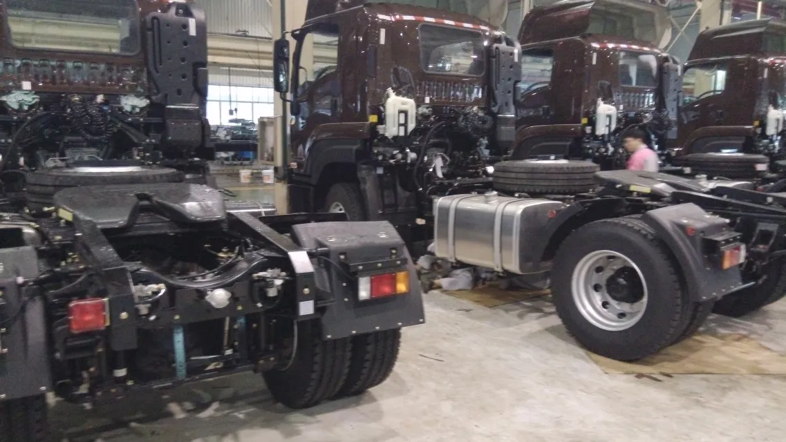 Тракторные тягачи SINOTRUK HOWO JAC FAW CAMC ISUZU 6x4 для продажи