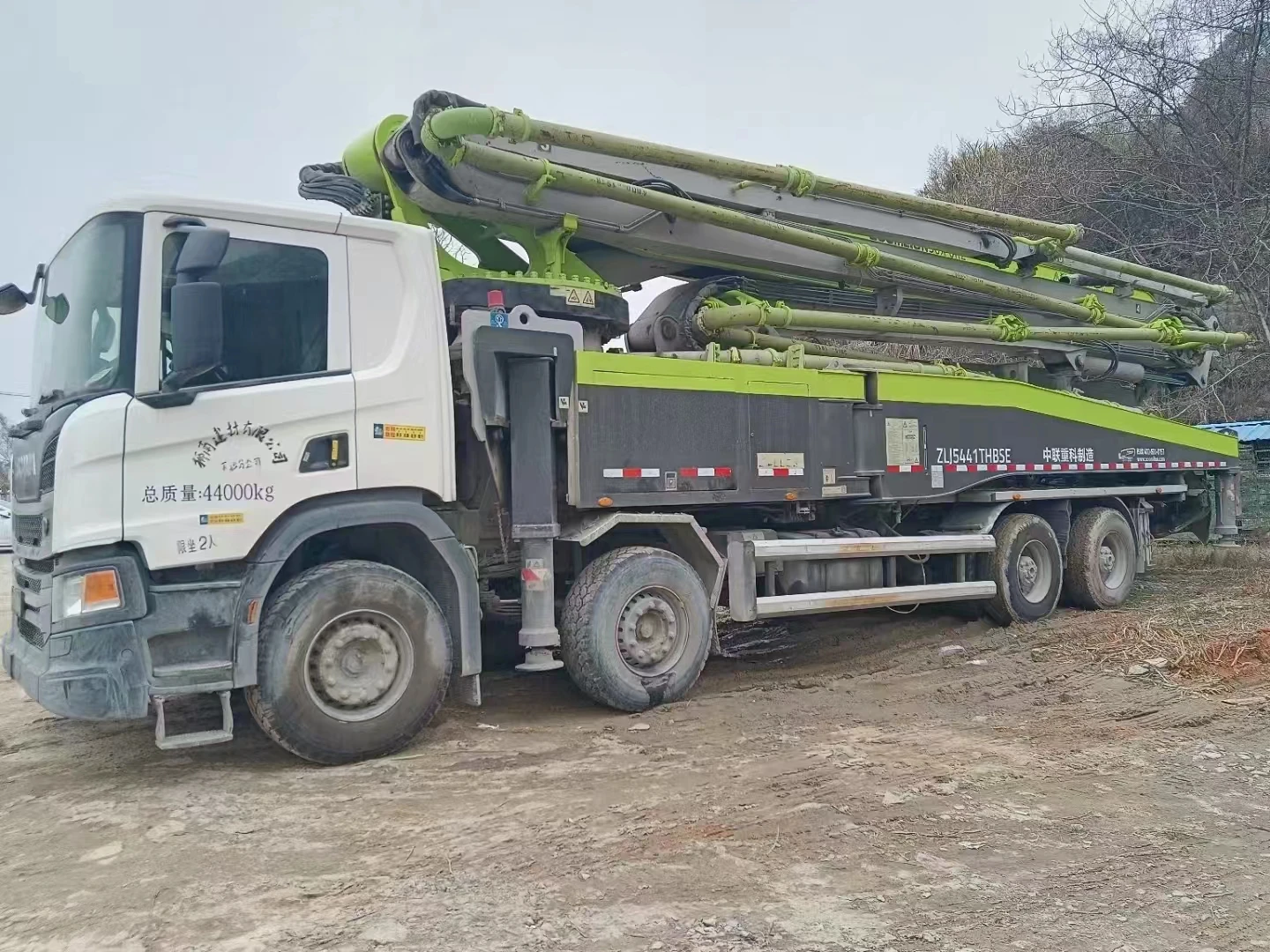 Zoomlion 20 лет Scania 56 м б/у грузовик с бетонным насосом шасси SCANIA дизельная мощность и основной двигатель/двигатель для продажи