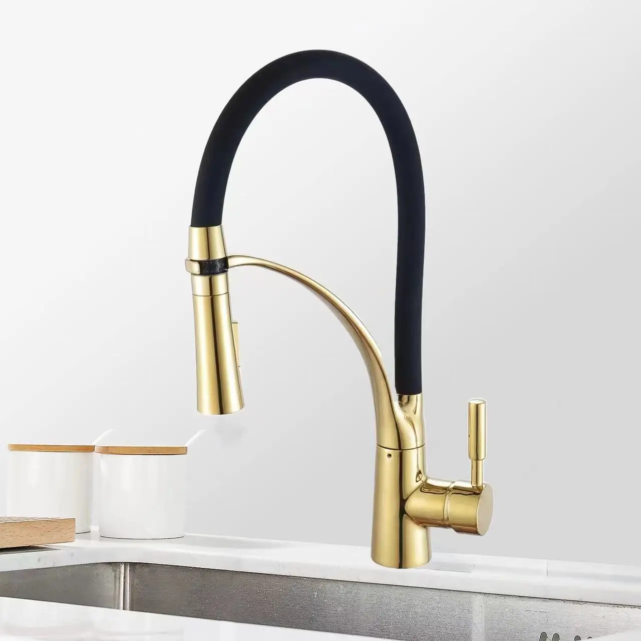 High-End Luxury Brass Gold Kitchen Faucet 360-Degree Rotation Dual Function Sprayer Pull Out Faucets Hot And Cold Water Tap