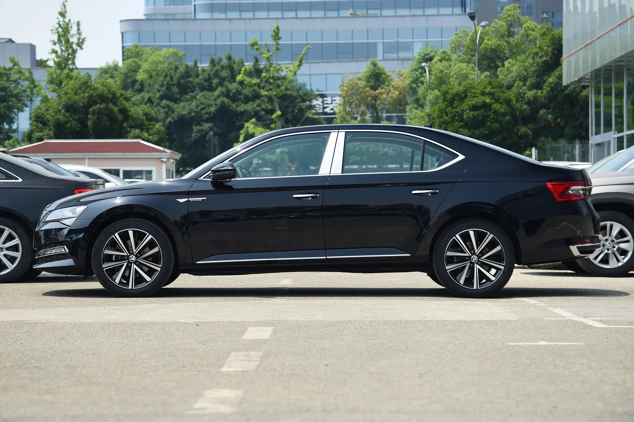 SKODA Superb HATCHBACK FWD Gas Petrol 2.0T 186PS L4 R18 137kW/320Nm Luxury Edition LHD