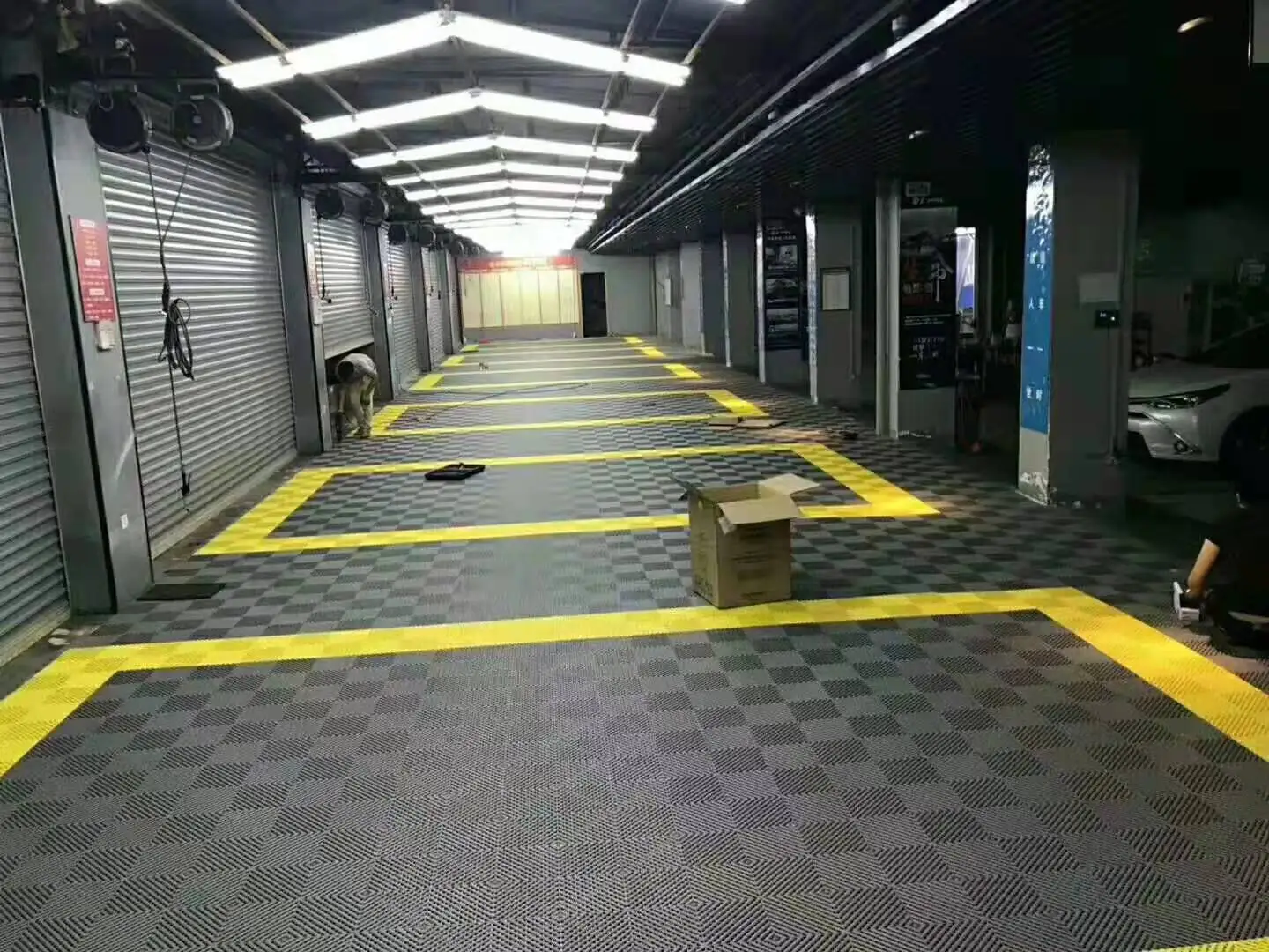 Interlocking Garage Floor Tiles 20mm Thick PP Material Indoor/Outdoor Workshop Protective Car Wash Mat