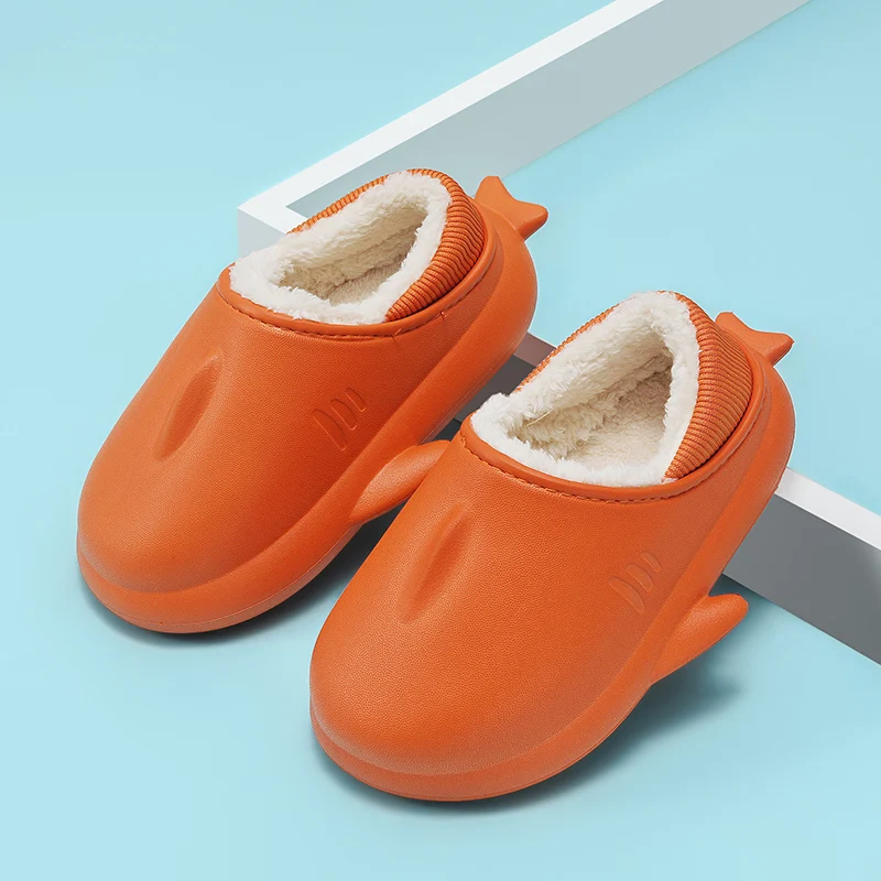 Стильная футболка с изображением персонажей видеоигр в виде акулы для маленьких детей, для мальчиков и девочек Тапочки из водонепроницаемого материала; Теплые тапочки на плюше; Зимняя домашняя обувь; Обувь противоскользящие хлопковые носки для детей Тапоч