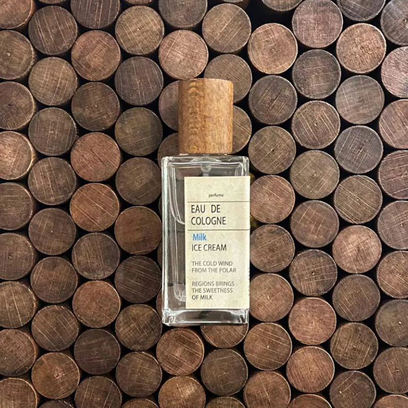 
ThicK Bottom Clear Square Crystal 50ml Glass Perfume Bottles with Wooden Caps 