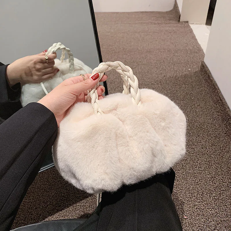 2021 Wholesale Women Fur Purses and Handbags Fall Winter Trendy Designer Bags for Girls Ladies Weave Handle Furry Shoulder Bags