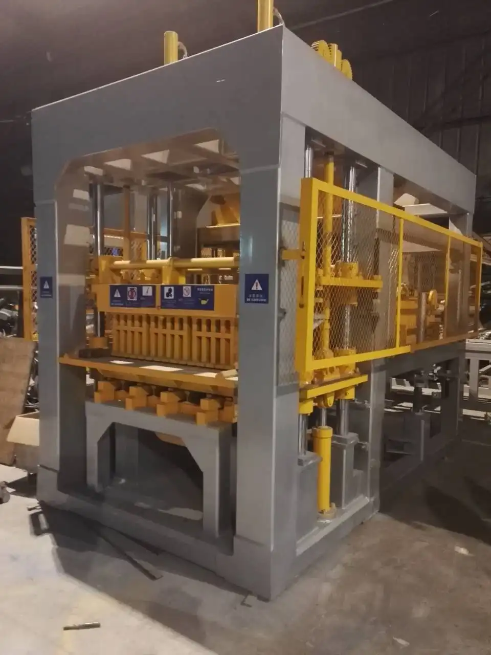 High quality QT10-15 concrete interlocking block making machine mold D