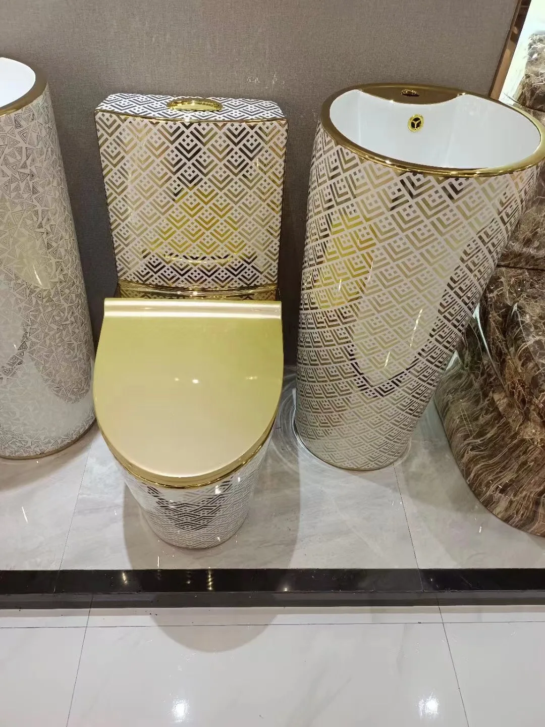 Toilet with Center Flush Technology Bidet GoldCeramic Toile tBathroom Smart Bidet WC