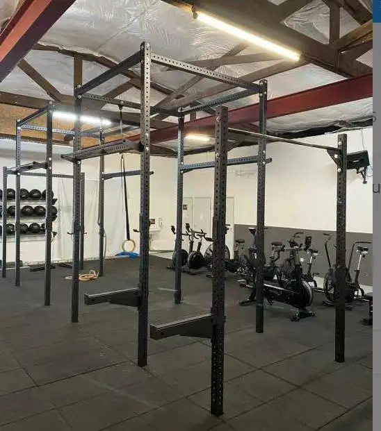 Коммерческая многофункциональная тренировочная перекрестная приседающая станция свободно стоящая подъемная установка силовая клетка фитнес-стойка