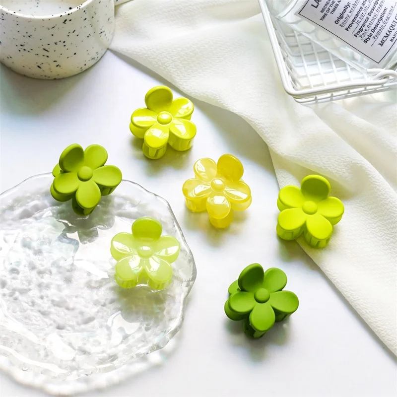 New summer mini girls hair claws matte plastic hair clip claw white small plumeria foam flower hair clips