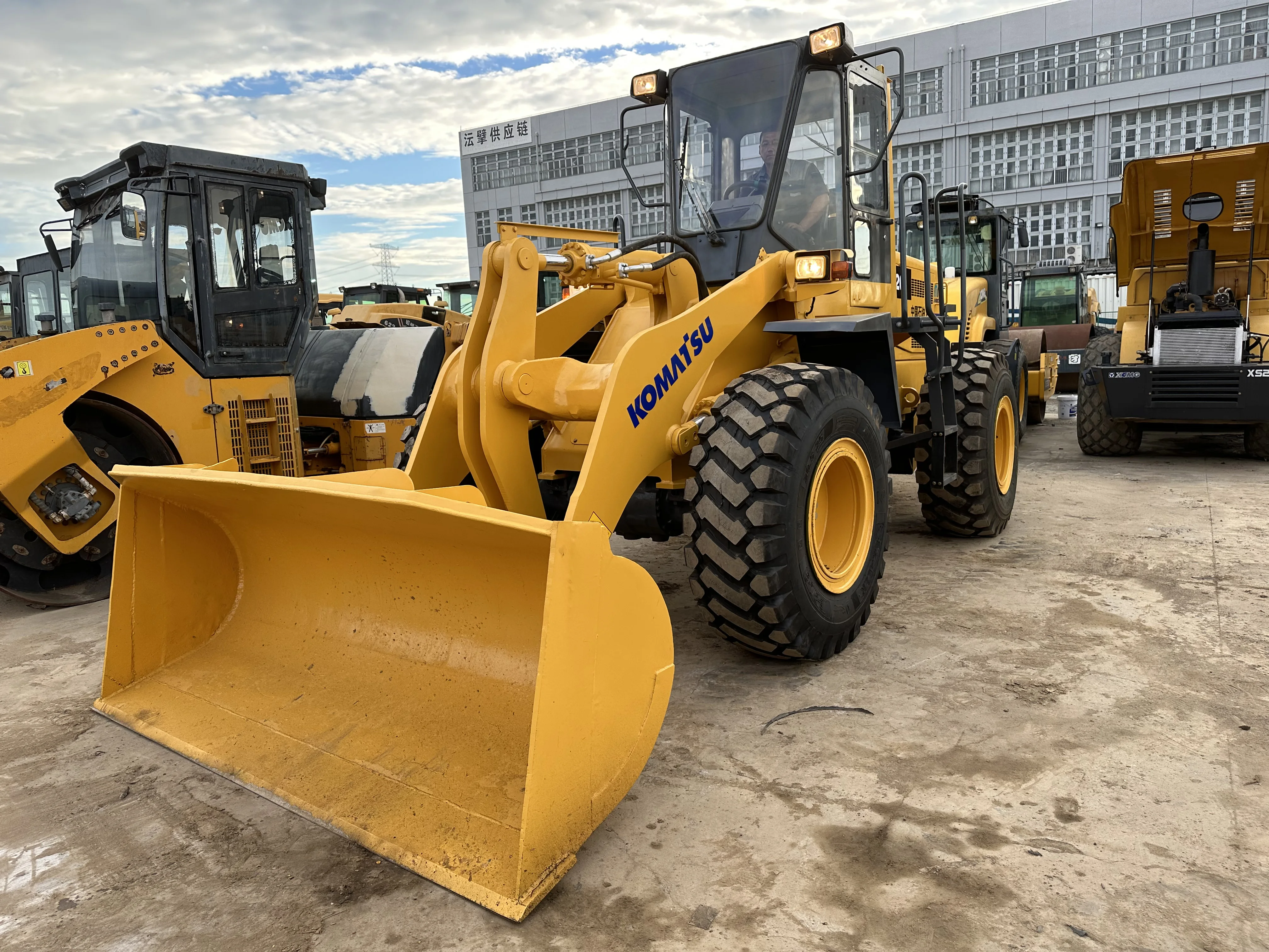 Эффективная гидравлическая система используется KOMATSU wa320-6 Колесный погрузчик колесный для продажи