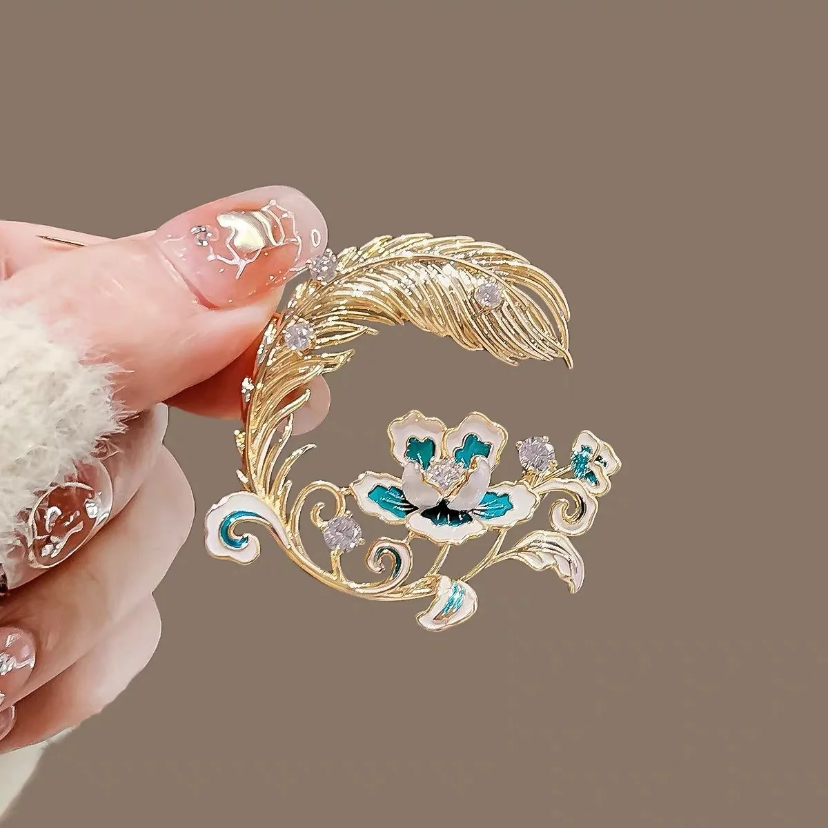 Exquisite Gold Plated Metal Alloy Brooch Shawl Scarf Pin Rhinestone Enamel Flower Brooches for Wedding or Gift