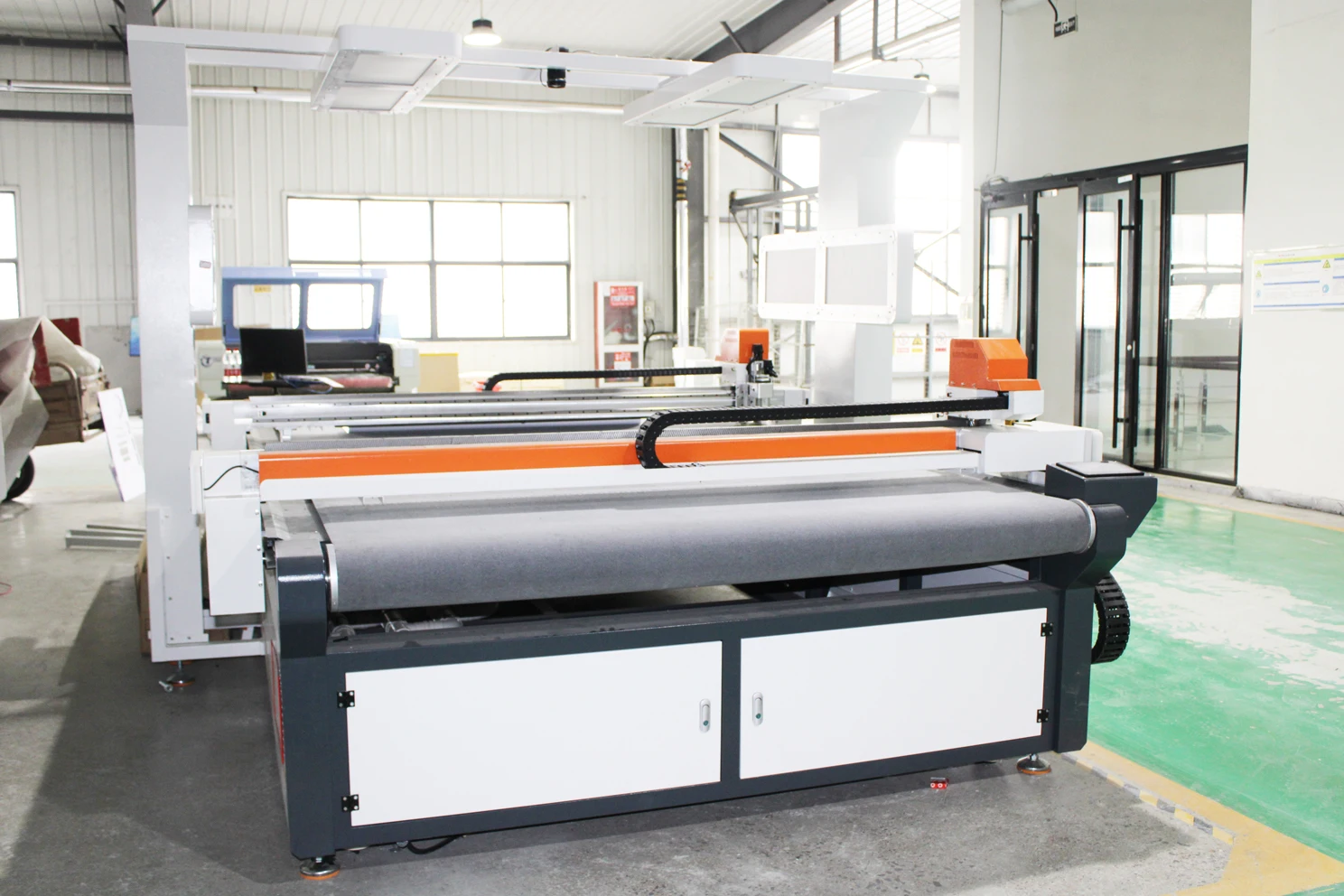 Good working CNC oscillating knife cutting machine  leather cutting machine 1625  for imitation leather cowhide