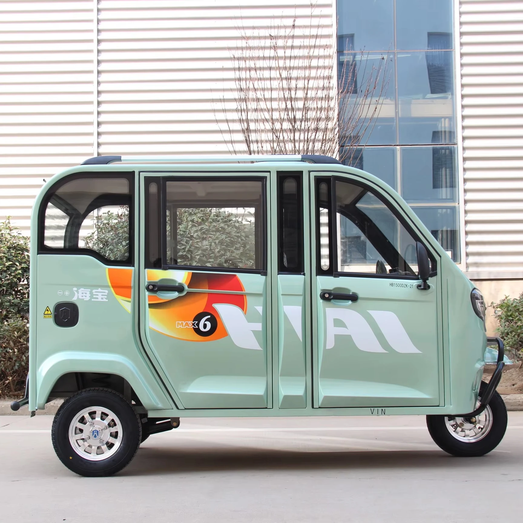 New energy vehicles Made in China hybrid electric mini electric vehicles New city buses electric passenger tricycles