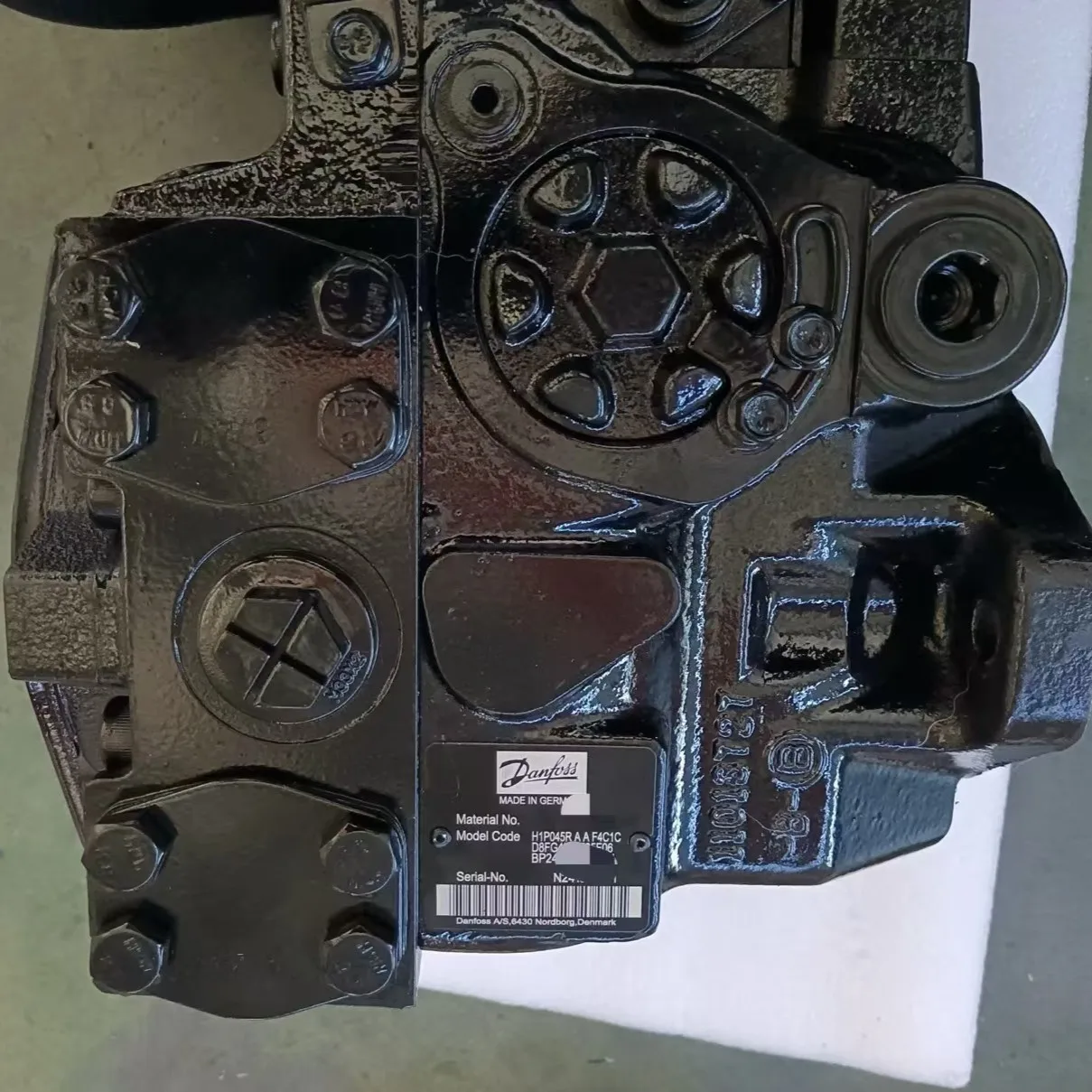 Гидравлический насос H1P045RAAF4C1C от Danfoss для строительной техники в наличии