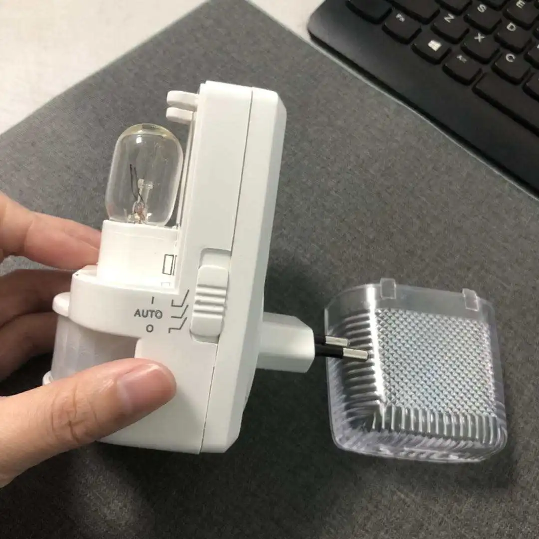 PDLUX PD-PIR2022 Plug-in Mini LED Wall Plug Infrared Motion Sensor LED Night Light Dusk to Dawn Sensor Light Plastic CE White