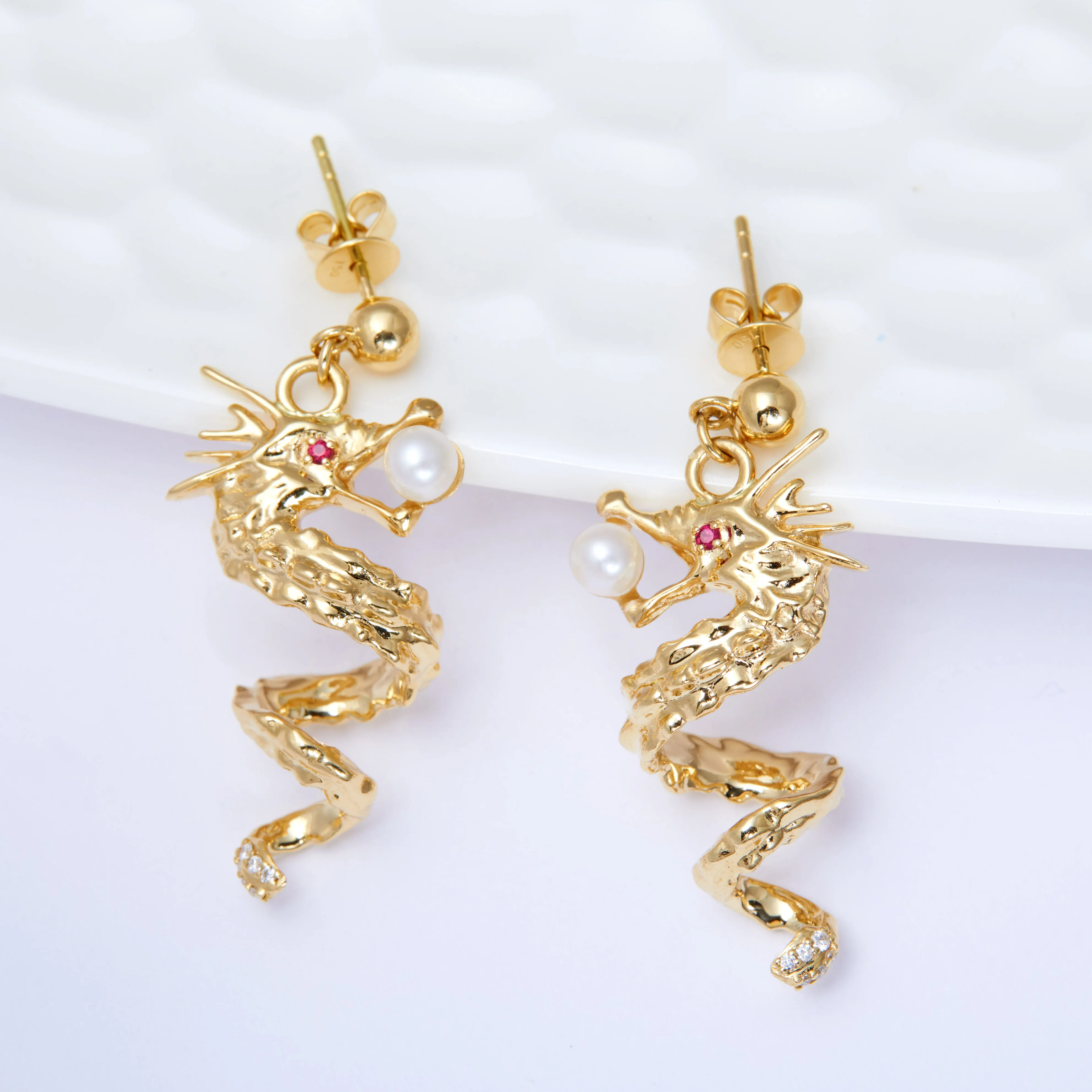 2022 Unique Designed 18K Solid Gold Pearl Natural Traditional Dragon Design Earrings Customized Jewelry for Women Girl for Gift