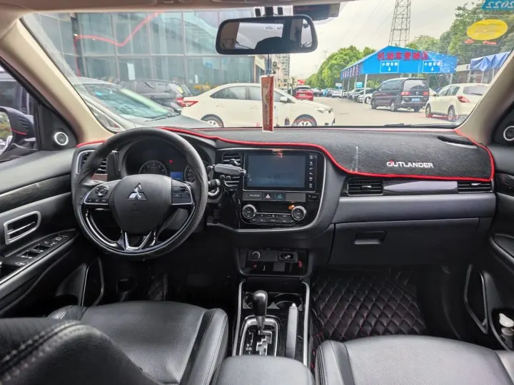 Mitsubishi Outlander used car was registered in April 2018 with 2.0L displacement and has driven 55,300 kilometers