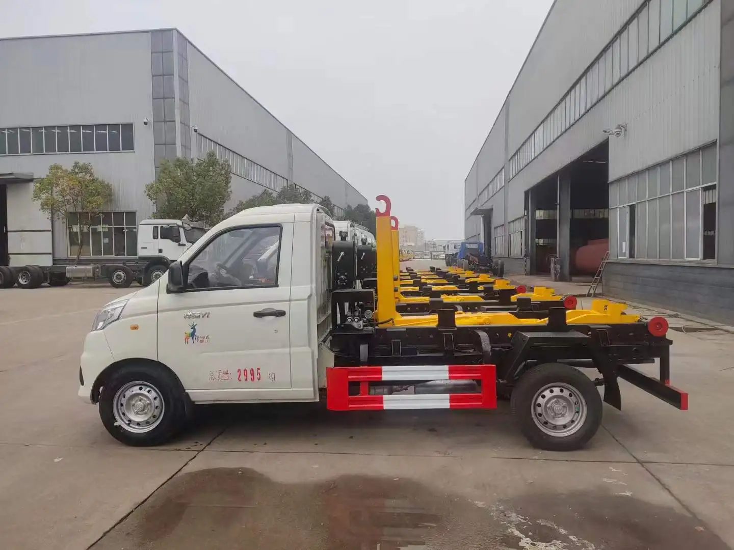 Dongfeng 5ton 8ton 10ton small Hooklifting Garbage Trucks, Roll off Truck price