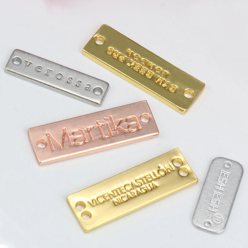 Изготовленные на заказ металлические этикетки для одежды, от поставщика, этикетки с тисненым логотипом, фирменные этикетки для одежды
