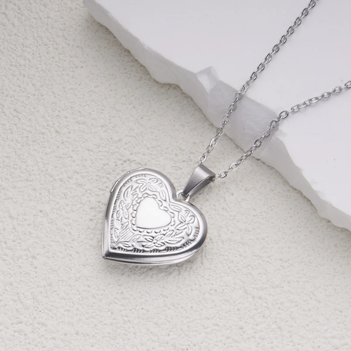 2024 Texture Women Album Box Gold Plating Retro Stainless Steel Love Heart Photo Frame Locket Pendant Necklace