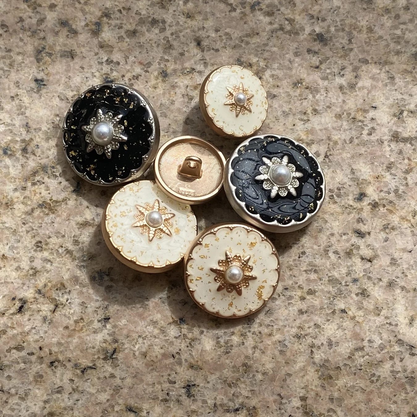 High Quality  Custom Shank luxury button Metal Color For Clothes Plastic Fashion Designs Gold Pearl Button