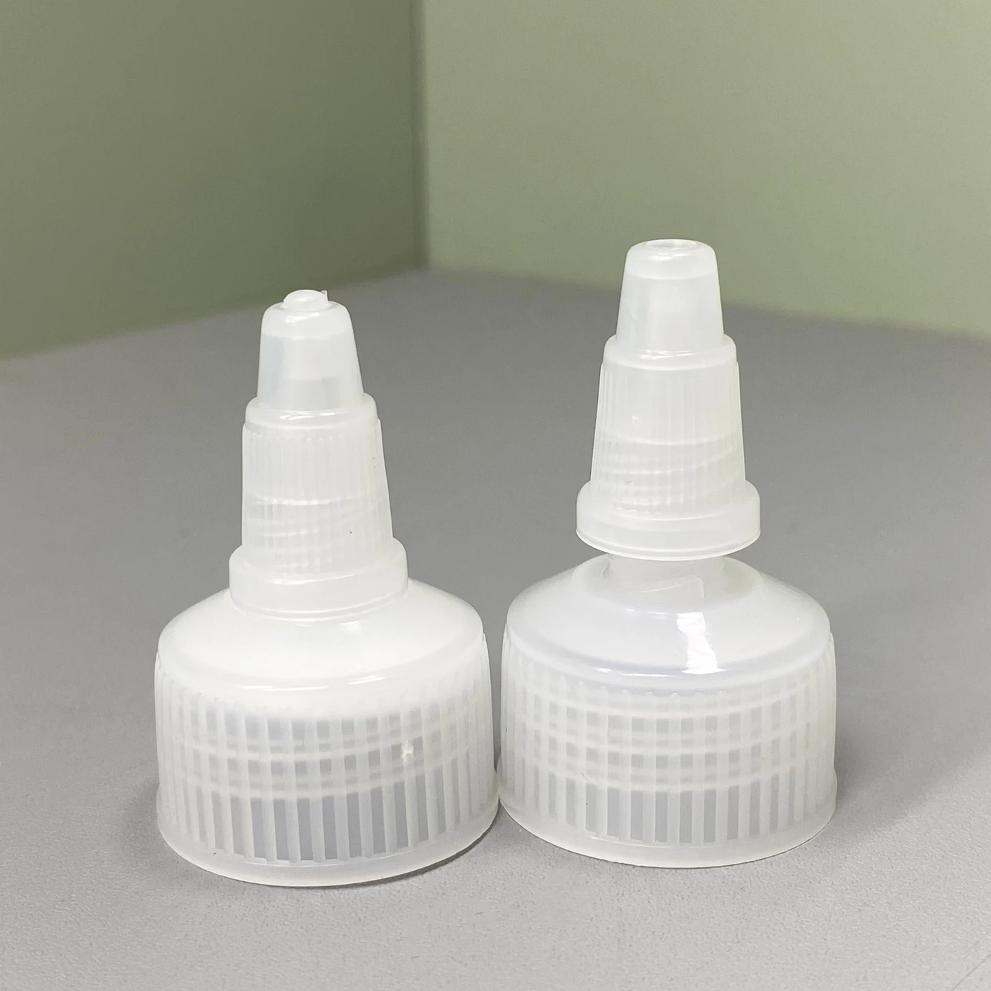 Factory wholesale 20mm 24mm 28mm twist top cap cosmetics 24 mm white twist top cap dispensing turret cap