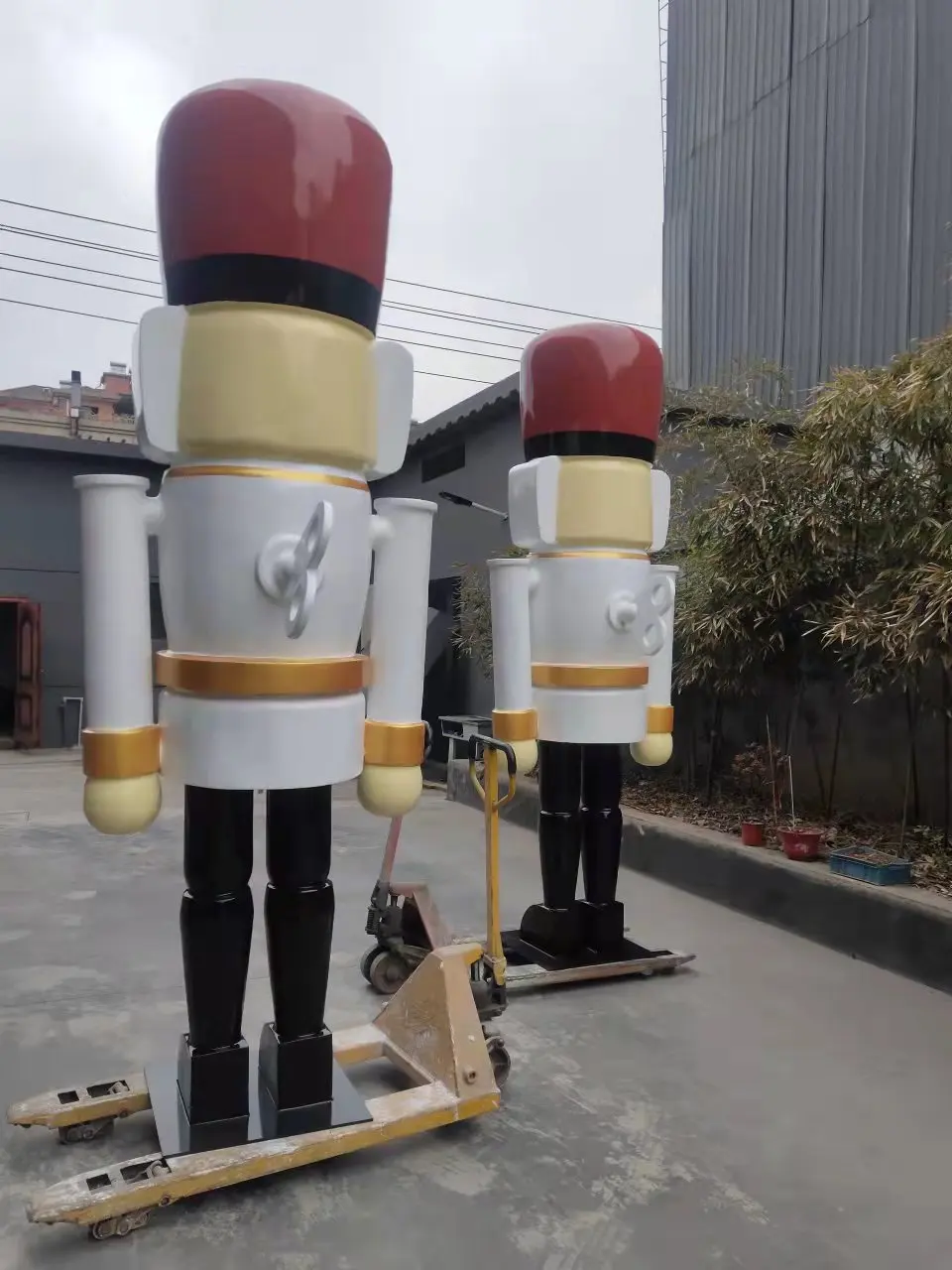 Colorful nutcracker soldier fiberglass life size statue window display Christmas home decor classic figure art human sculpture