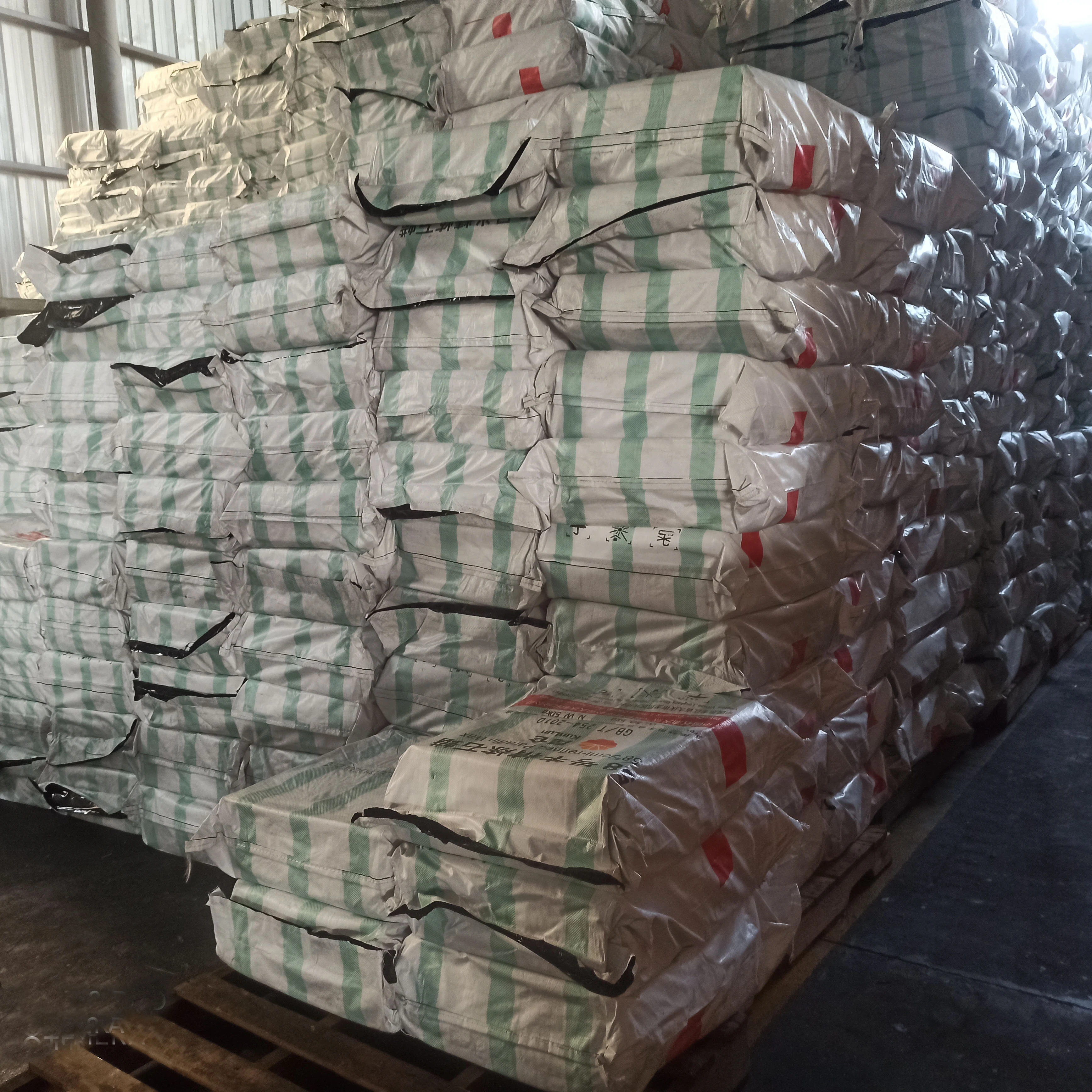 Обычная свеча C13 C10 чисто Тяжелая кунлунь парафин полуочищенный парафиновый воск низкая цена 40 плавление в Египте