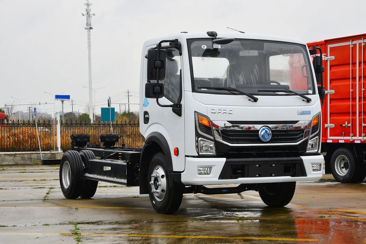 Reasonable price 4x2 5995x2200x2360mm single row 3 seats cabin 6 wheelers 7.00R16LT 8PR 4.5 ton truck chassis
