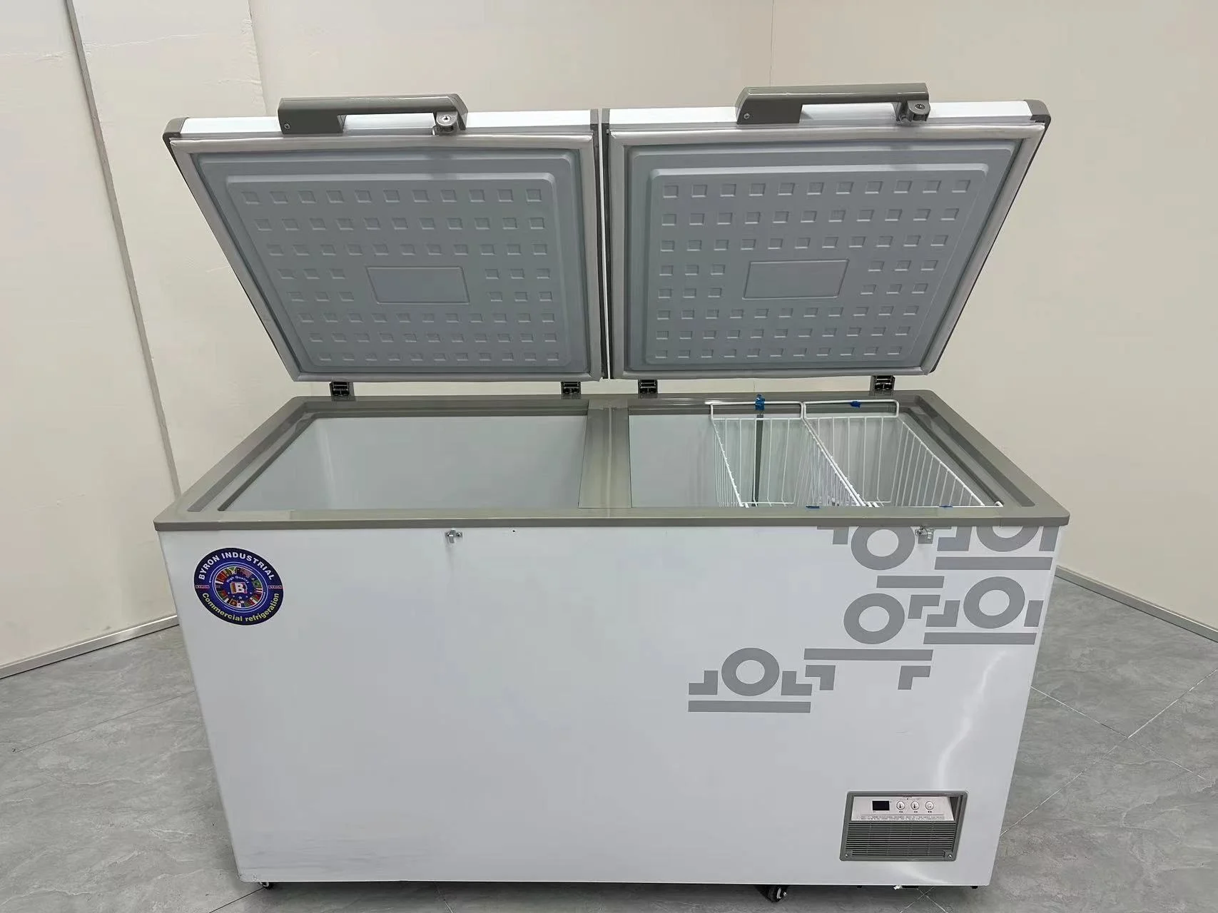 The high-end two-door horizontal ultra-low temperature freezer is suitable for the storage of fresh meat and seafood