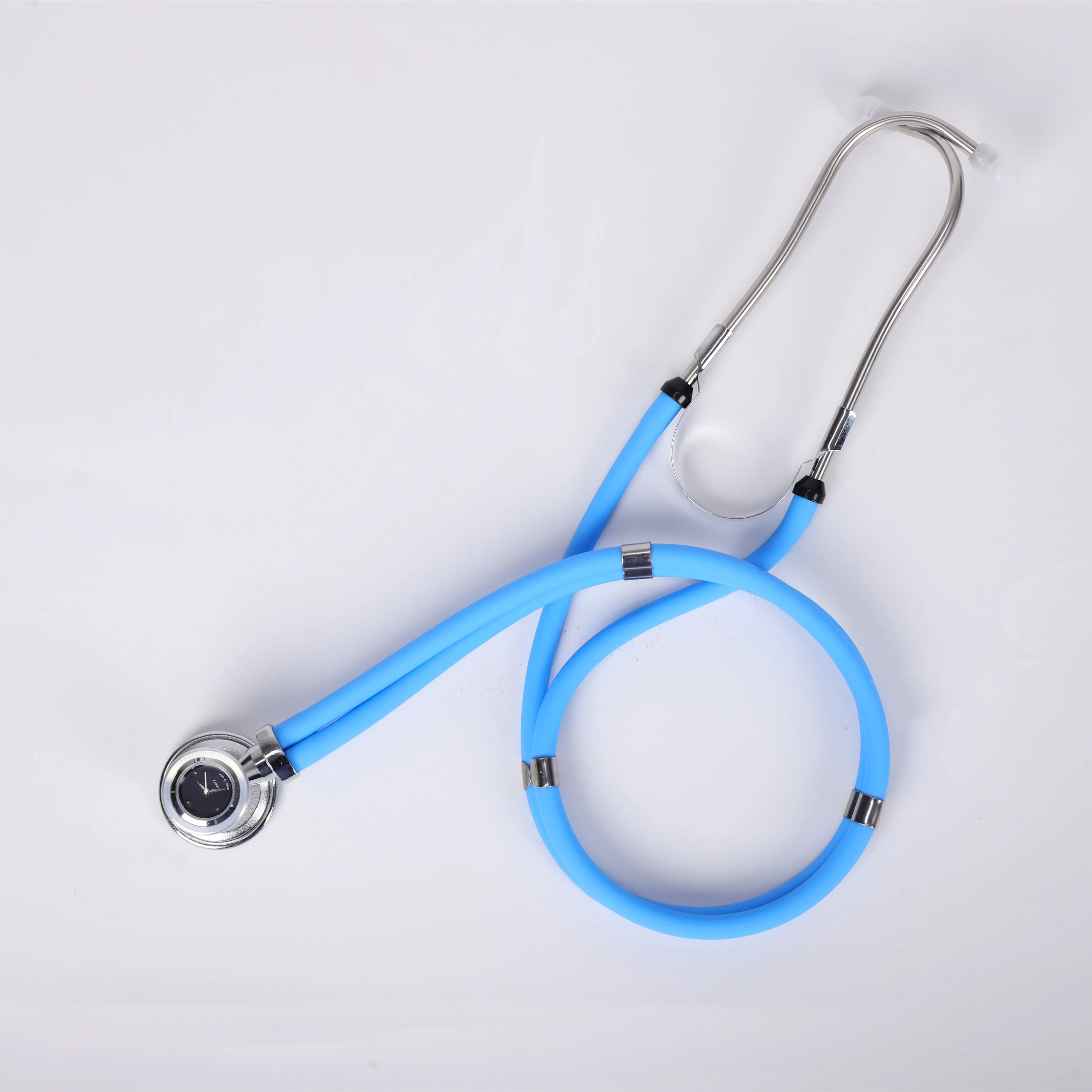 Профессиональные врачи больницы используют часовой двойной головной стетоскоп сердца