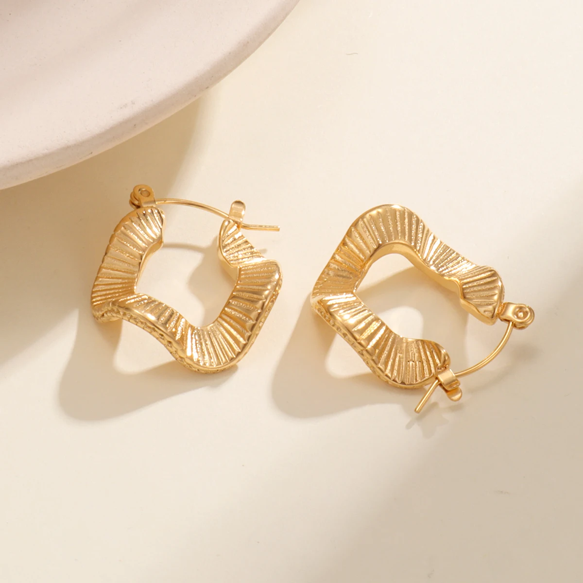 Hypoallergenic 18K Gold Plated Stainless Steel Circle Earrings Women Jewelry Creative Unique Wavy Shaped Hoop Earring Waterproof