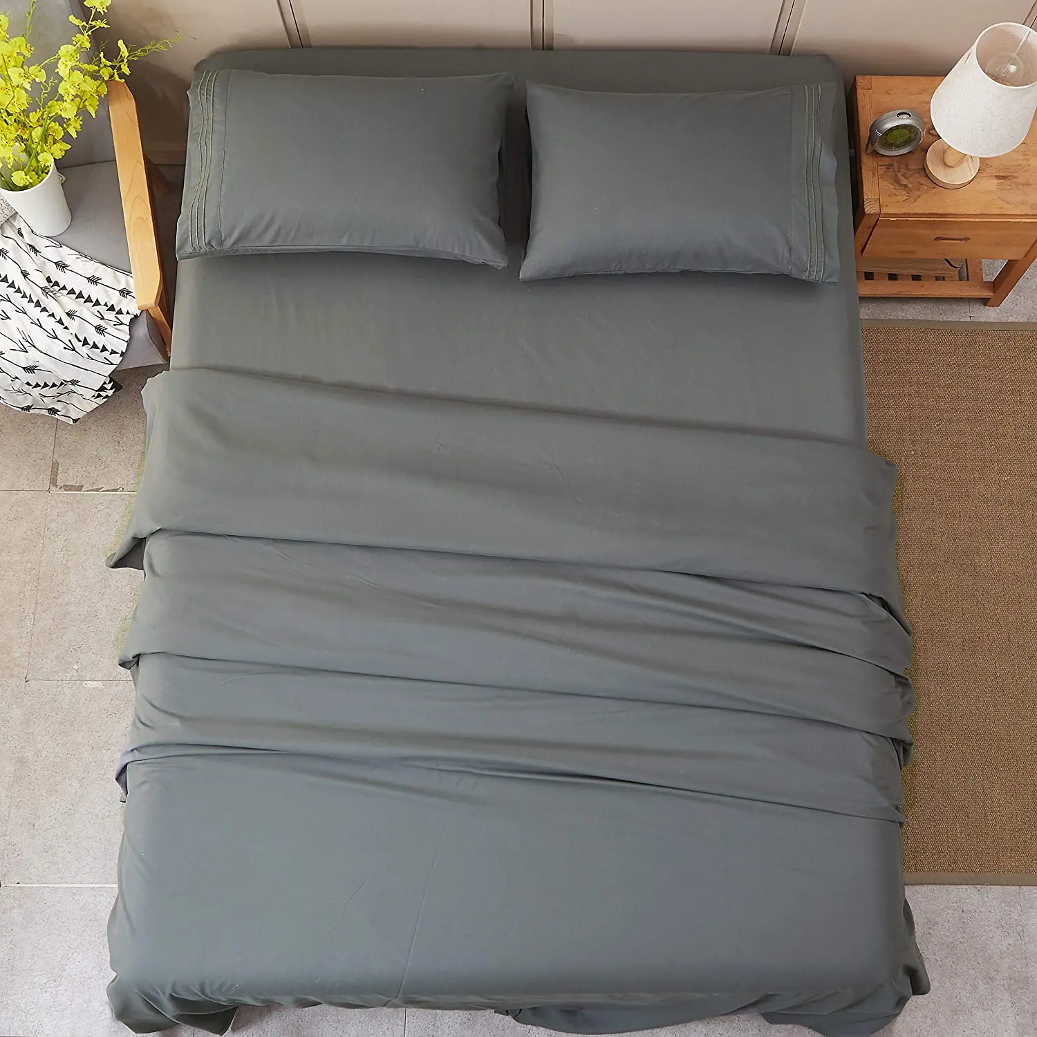 Solid Color 100% Polyester Microfiber Fabric Dyed Brushed Bedsheet Fabric