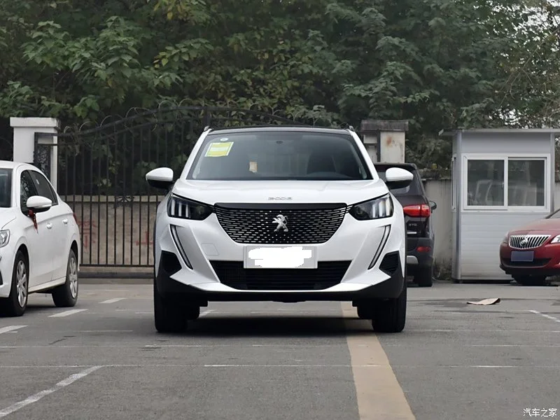 Home 5 Seat Car Made in China for SUV Gasoline Petrol Engine Dongfeng Peugeot 2008