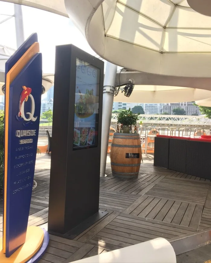 4K Outdoor TOTEM Sun readable standing bus station Digital Signage, 2500cd/m2 brightness