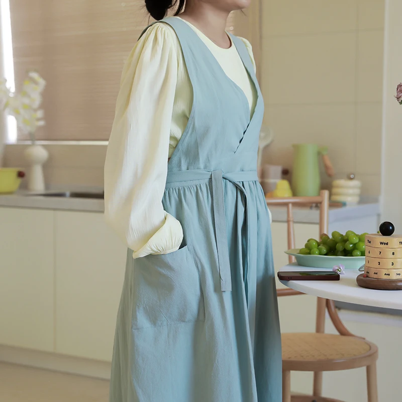 Original design Large V-Neck Cross back Apron Cotton Linen Water repellent Apron with Big Pocket