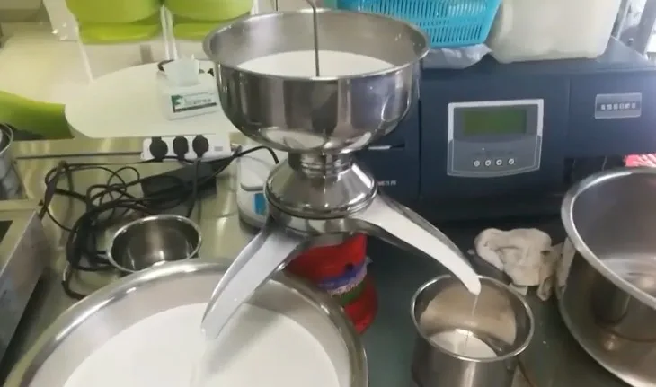 Small capacity home application manual milk cream separator