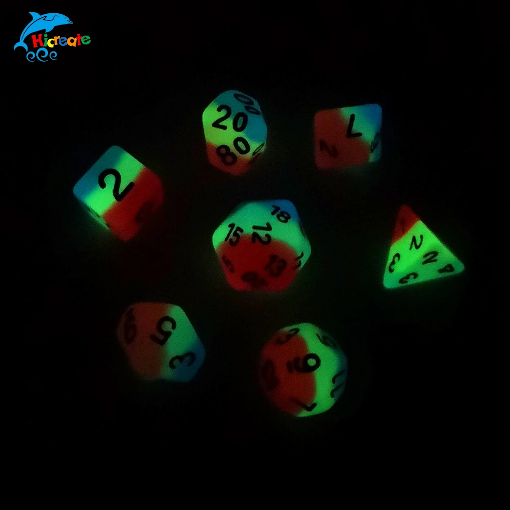  Набор прозрачных игральных костей двух цветов на