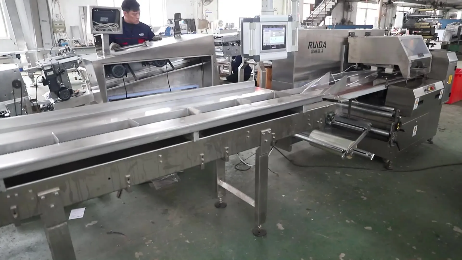 OEM New automatic pillow flow packing machine for Food and Daily necessities or Hardware package machine
