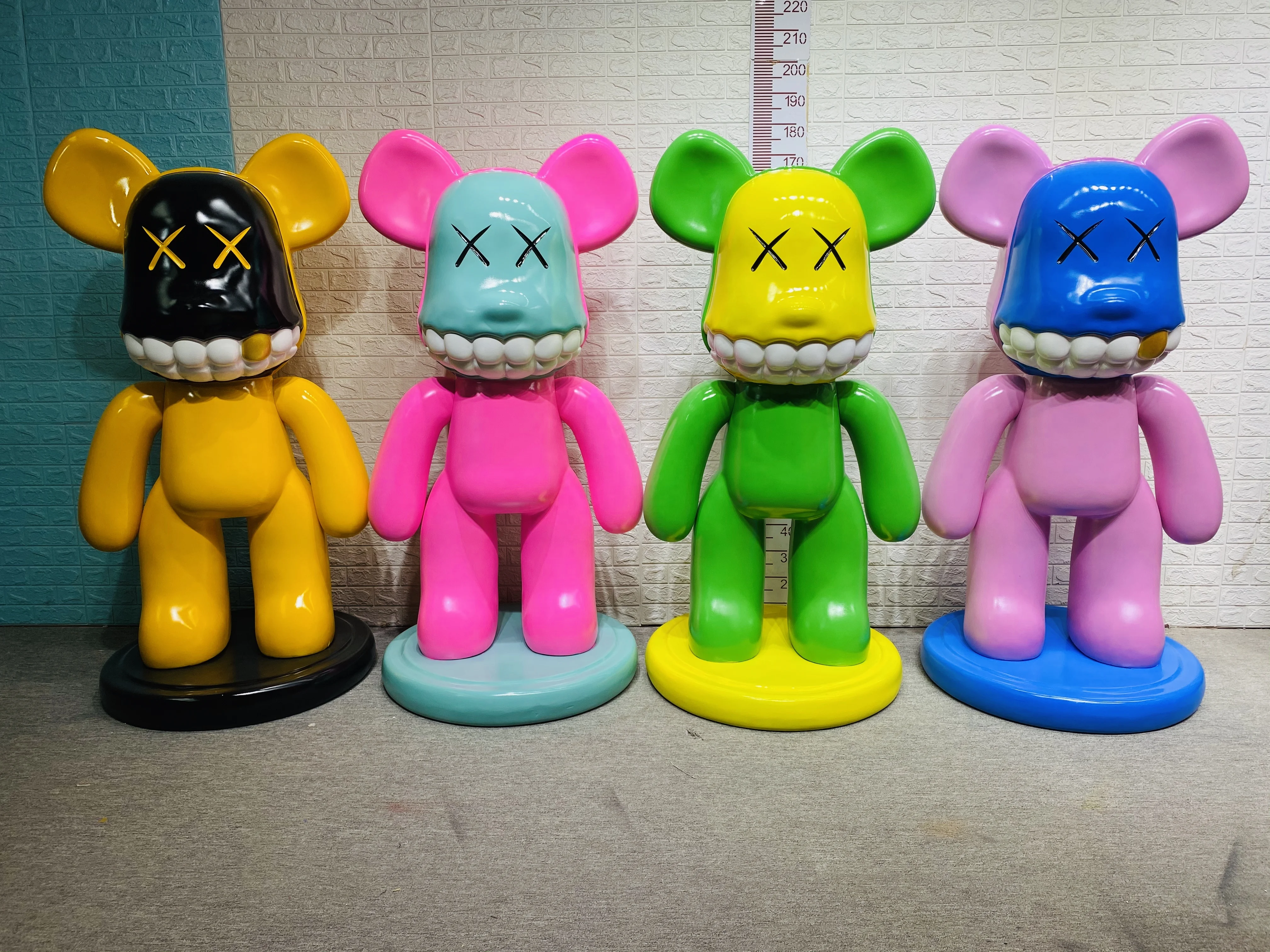 Outdoor 1.3m Large Fiberglass Bear Sculpture Animal Sculpture For Shopping Mall Theme Park