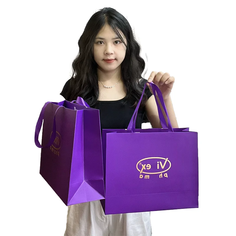 Индивидуальные цветные бумажные пакеты для покупок подарочные с логотипом из золотой фольги упаковки лентами